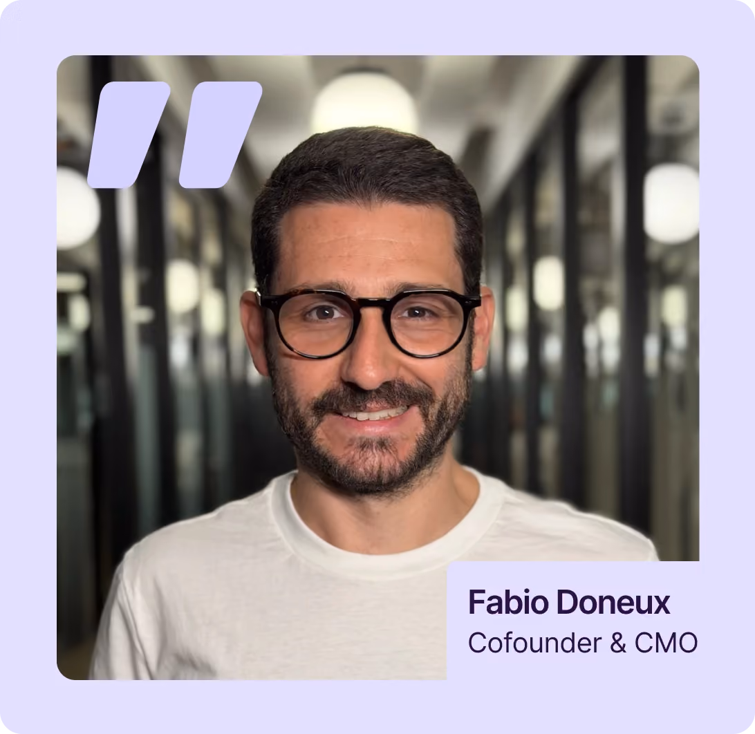 Retrato de Fabio Doneux, cofundador e CMO da Smash, de óculos, num corredor de escritório, com o nome e o cargo escritos sobre a foto